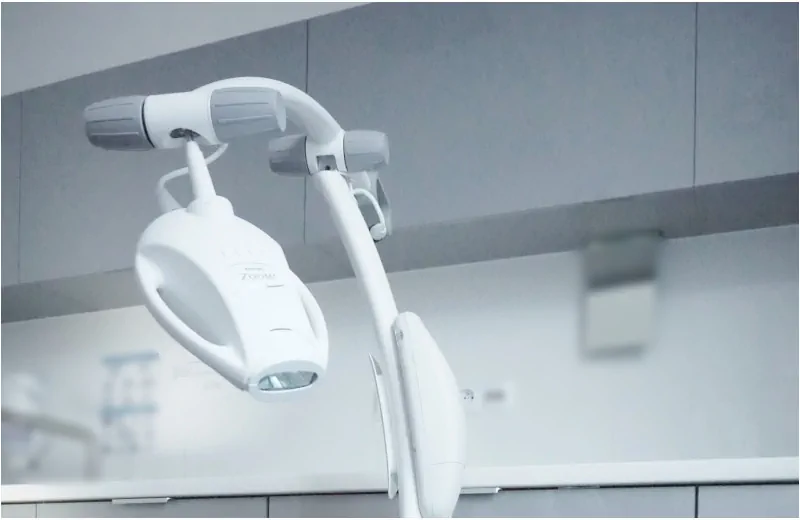 Lampa do wybielania zębów Philips ZOOM WhiteSpeed, to najnowsza generacja gabinetowego systemu wybielania wspomaganego lampą. Łączy w sobie najlepsze cechy: skuteczność oraz bardzo niską nadwrażliwość. Zabieg wybielania za pomocą lampy Philips Zoom White Speed to trzy, cztery 15-minutowe sesje. Dodatkowo stosowana jest kuracja domowa podczas, której pacjent samodzielnie stosuje w domu jeden z preparatów nakładkowych. Takie rozwiązanie, pozwala zagwarantować efekty wybielania, których oczekują pacjenci.