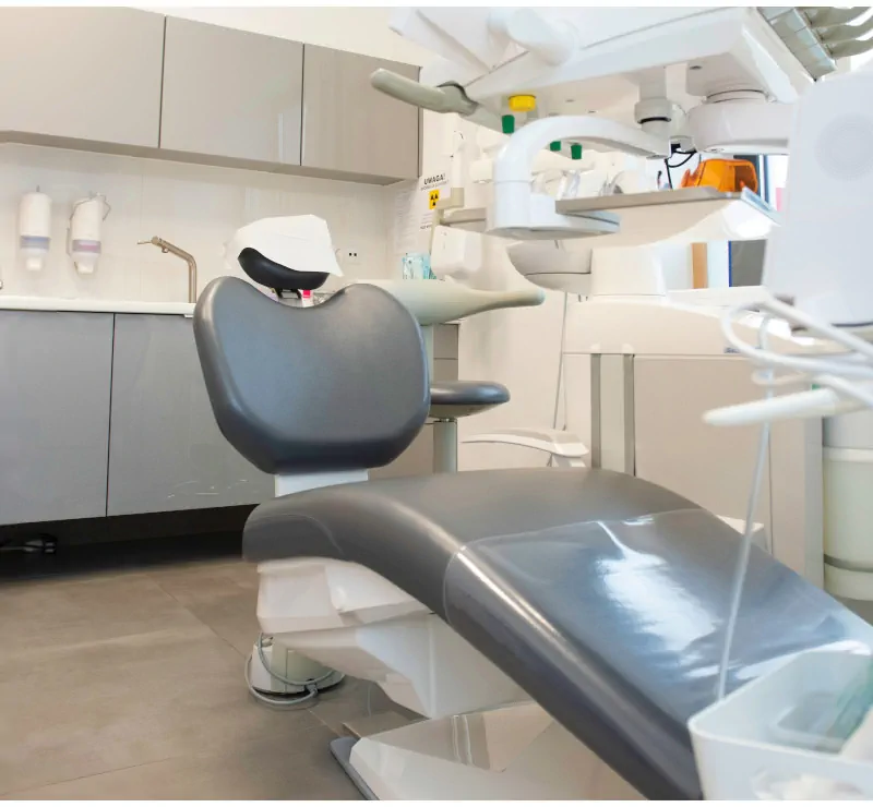 Stanowiska Unity Gabinet wyposażony jest w nowoczesny unit Stern Weber, który pozwala na przeprowadzenie każdego typu leczenia od stomatologii zachowawczej, higienizację po chirurgię. Wygodny fotel powoduje, że pacjent podczas zabiegu może poczuć się komfortowo i zapomina o wizycie u stomatologa, a lekarzowi pozwala na profesjonalne wykorzystanie funkcjonalności unitu.